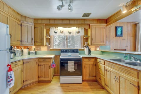 Kitchen | 1st Floor | Dishware & Flatware | Blender | Drip Coffee Maker & Keurig