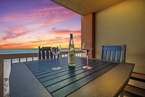 Sunset sips & ocean views—your beachfront escape is waiting.
