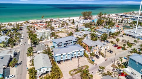 Quaint condo setting near beach and activities