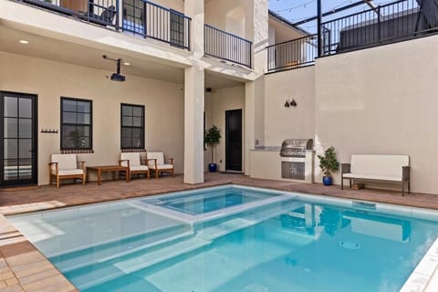 Enjoy your own private pool and hot tub with shamu pad for the little ones. 