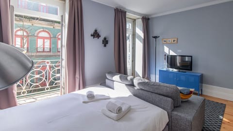 Bright main area with access to the balcony and thus the busy atmosphere in Porto's city heart! #balcony