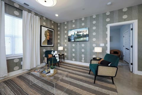 Bright space with stylish furniture, perfect for relaxation and unwinding in Nashville!