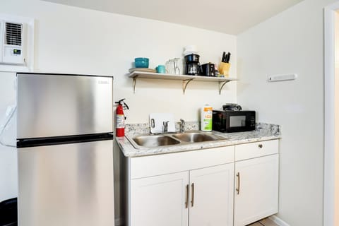 Kitchenette | Coffee Maker | Hot Plate | Complimentary Spices