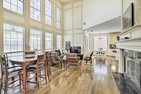Houston Vacation Rental | 2BR | 2BA | 3,114 Sq Ft | 1 Step to Access