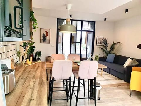 Vista amplia del salón - comedor