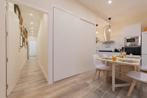 Cocina-comedor y pasillo hacia primera habitación