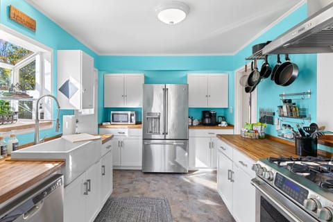 Step into our fully stocked kitchen, a culinary haven ready to inspire your inner chef. From top-of-the-line appliances to a wide array of cooking utensils and gadgets, everything you need is at your fingertips.