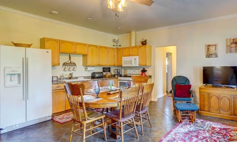 Kitchenette | Dining Area | Cooking Basics & Spices | Dishware/Flatware Provided