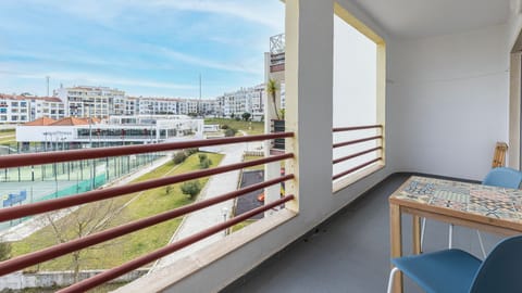 A private and sunny balcony with outdoor furnishing. Have your meals or a glass of wine outside and enjoy the Portuguese breeze! #sunny #portugal #pt #caparica