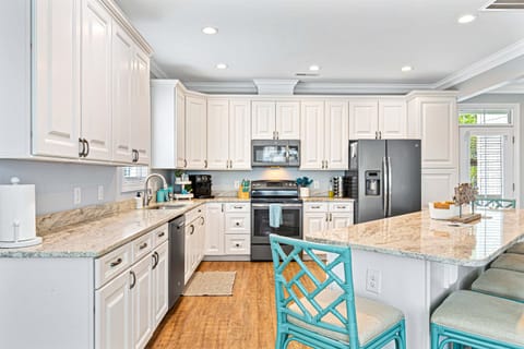 Get your cook on 🍳👩‍🍳 Our spacious kitchen is fully stocked and has everything you need to prepare delicious meals with ease