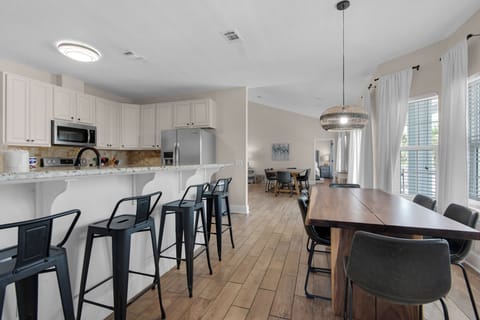 Eat-in kitchen bar seating