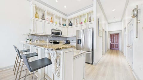 Full kitchen and breakfast bar equipped with all the cooking essentials