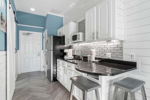 Kitchenette area with full size refrigerator