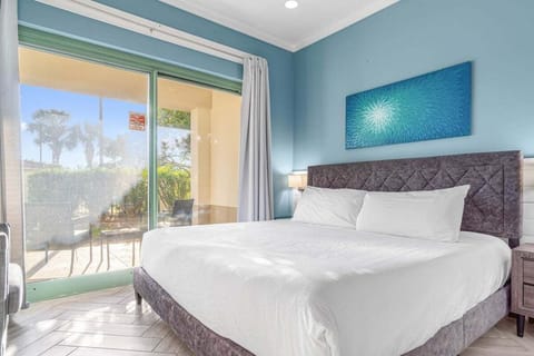 King size bed with balcony access