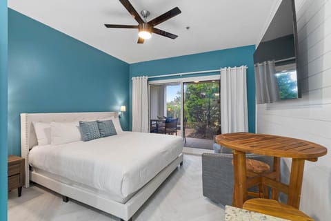 King size bedroom with balcony access