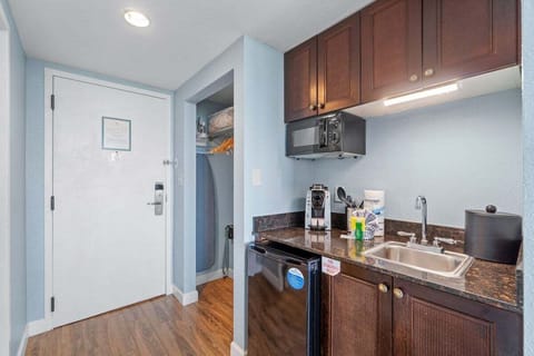 Kitchenette and entrance area