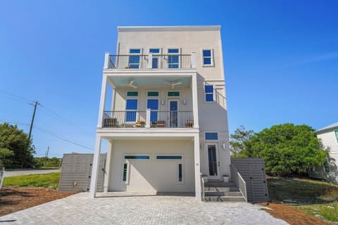 This unit is on Floor one of the house and has its own private entrance that is fully secure. It's the furthest studio from the pool.