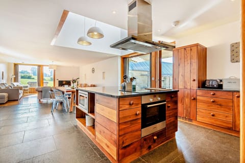 Walnut Barn Kitchen - StayCotswold