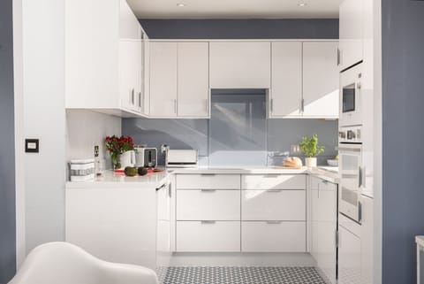 The kitchen, oven, stovetop and cupboards - Blue Yonder