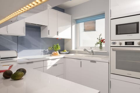 The kitchen, oven, stovetop and cupboards - Blue Yonder