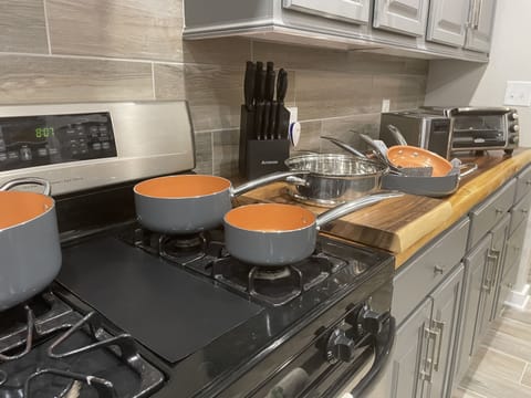 Full set of pots and pans, knives and cooking utensils 