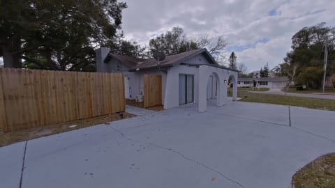 Front entrance of the house: Smartlock. Use the backyard gate to enter your unit