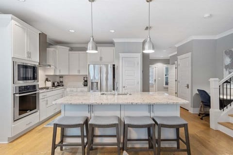 Luxurious kitchen for family meals!