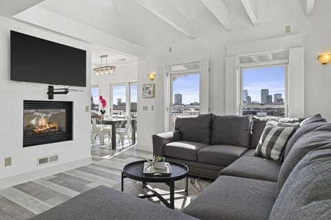 Cozy up in the living room and soak in the stunning Milwaukee skyline views ✨🏙️ Your urban retreat awaits!