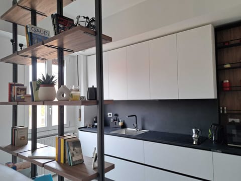 Fully equipped kitchen with kettle, microwave, Nespresso and everything you need