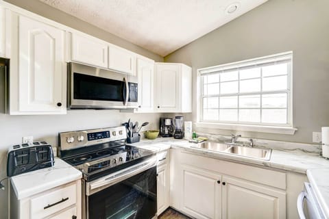 Kitchen | Coffee Makers | Dishware & Flatware Provided