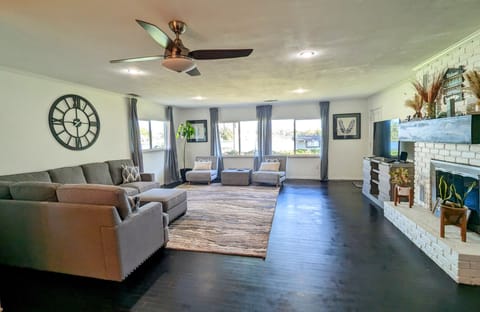 Living Room w/2 convertible chairs