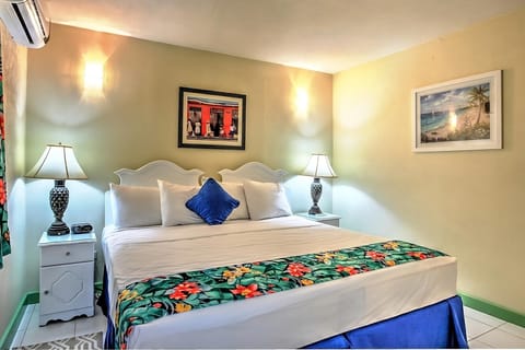 Unit w/ 1 King size bed.Exact unit will be assigned upon arrival. Views, colors and decor may vary.