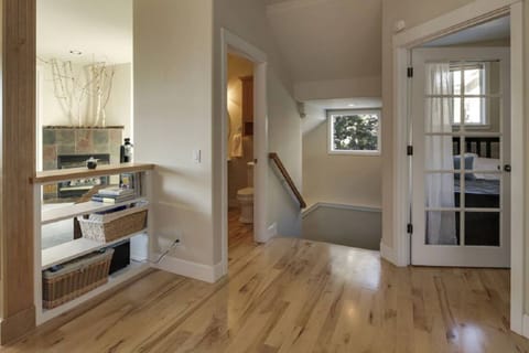 Prime West Bend Location! Upper Balcony with View. A/C. Fireplace. Bikes. House in Bend