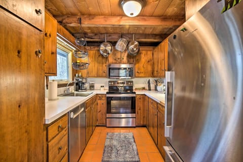 Kitchen | Trash Bags & Paper Towels Provided