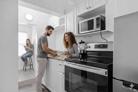 Cook up a feast in our fully equipped kitchen! Featuring modern stainless steel appliances and a breakfast nook, this vacation rental provides everything you need for a comfortable, self-catering stay. Your home away from home! 🍳✨