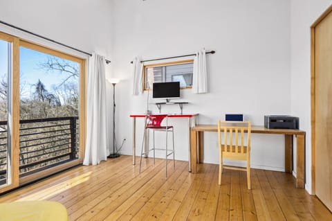 Sitting and standing desks