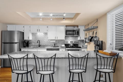 Breakfast bar seating 4 for casual dining.