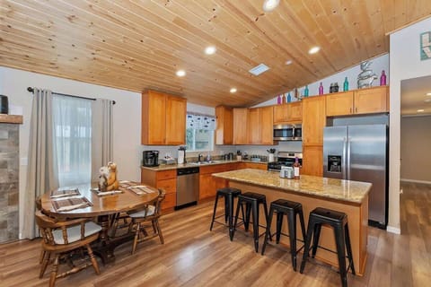 Kitchen table, barstools 