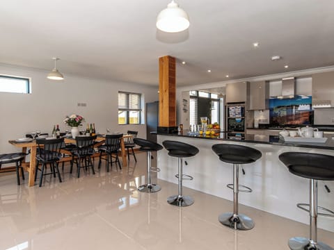 Dining Area | Llygaid-yr-Haul at Parrog Point, Newport, Pembrokeshire Coast