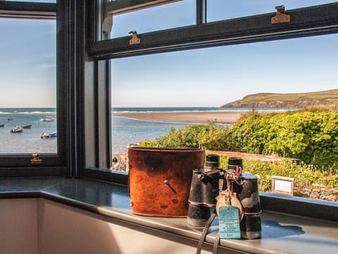 Living area | Llygaid-yr-Haul at Parrog Point, Newport, Pembrokeshire Coast