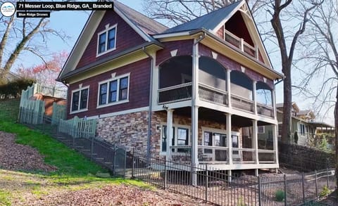 Blue Ridge Cottage - Side View Fenced Yard