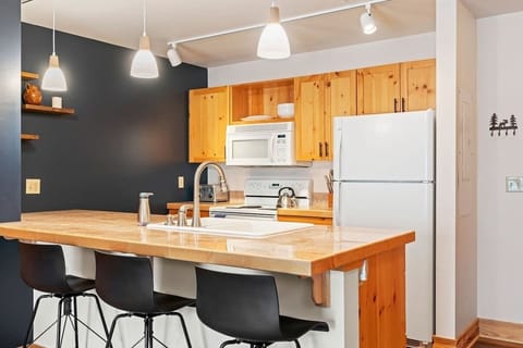 Open & central dining area with swivel bar stools. 