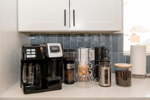 Enjoy your Morning Coffee and Tea
FlexBrew, FrenchPress, Chemex Pourover.