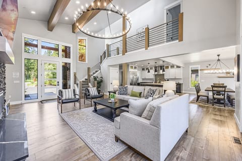 Living Room – Stylish, Open Layout for Relaxing or Entertaining