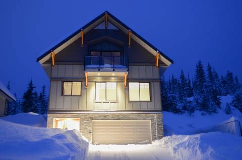 Welcome to Cedar Lodge – private 3-floor chalet with sweeping Strathcona views