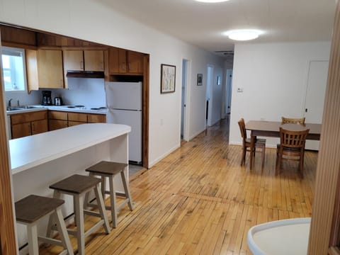 Kitchen, kitchen island and dining room.