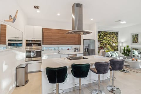 Kitchen, with sitting.