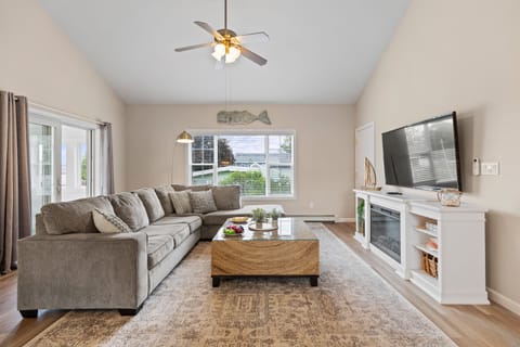 Walk right into the adorable 2nd Livingroom