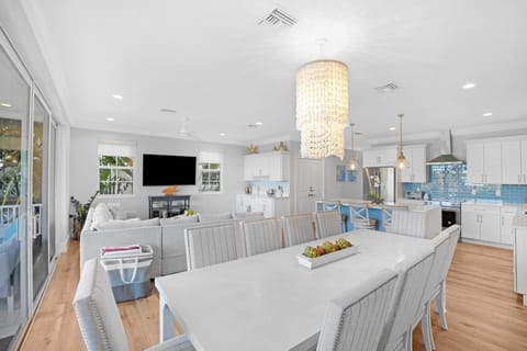 Spacious Living Dining Kitchen Area!