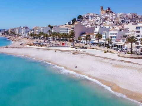 Water, Sky, Daytime, Property, Azure, Natural Environment, Beach, Building, Seaside Resort